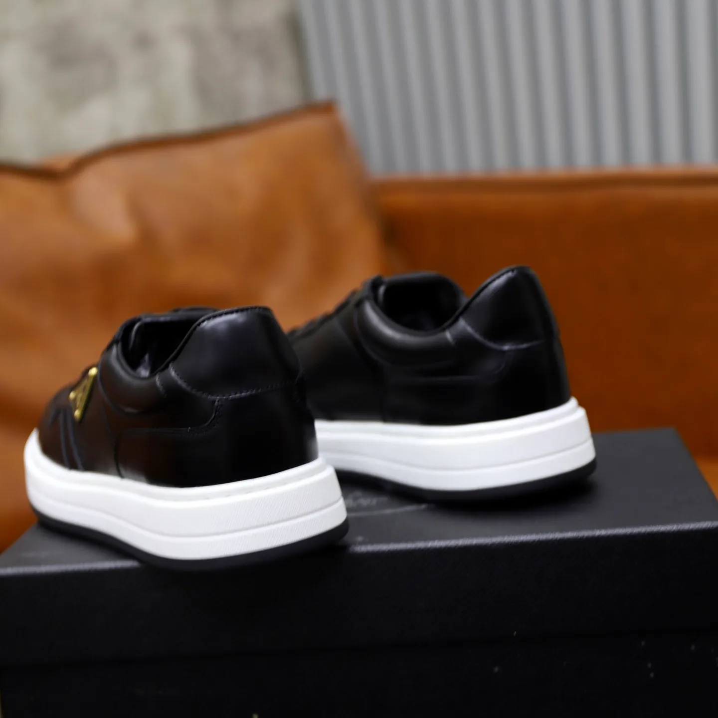 Factory price: 760💰Top original order Brand: PRADA (Prada) Standard code: Men's size 38/44 (45 can be customized) Grade: Same as the official website Material: Original cowhide stitching imported cowhide lining Original combination two-color wear-resistant soft outsole Style category: Leisure and sports version Young fashion European and American trend British style Color: Real picture color